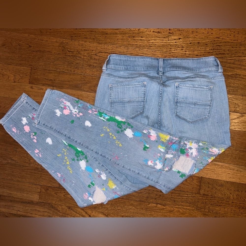 Paint splatter detail with light distressing 
Soho New York Company Jeans
Sz.4